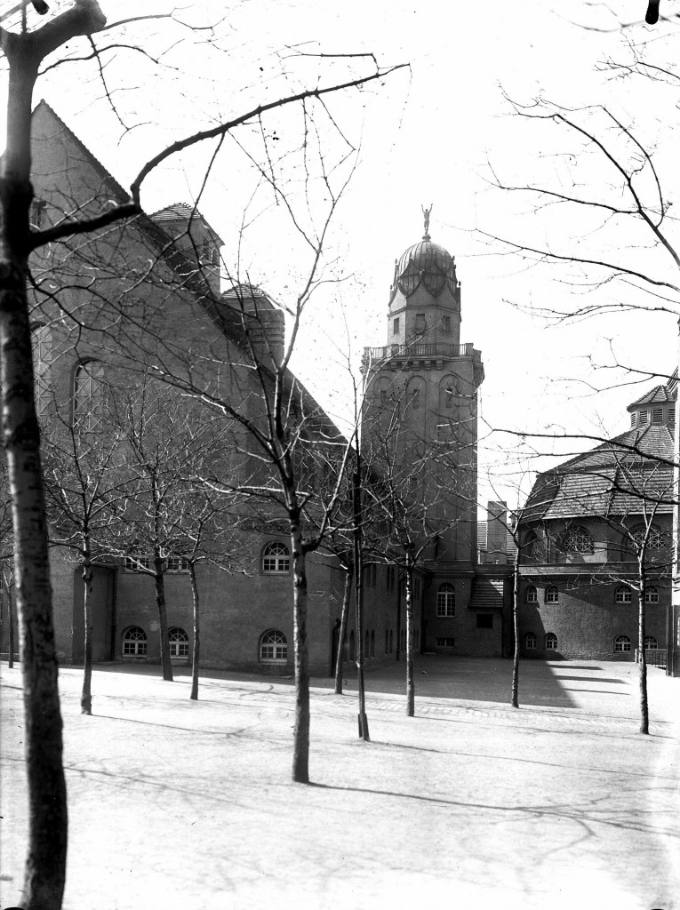 Das Stadtbad vom Franzosenweg mit Turmfigur, 1916. Foto Stadtarchiv Halle