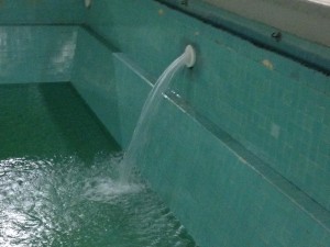 Neues Wasser wird in das Becken der Männerhalle eingelassen (Foto: Archiv 2014)