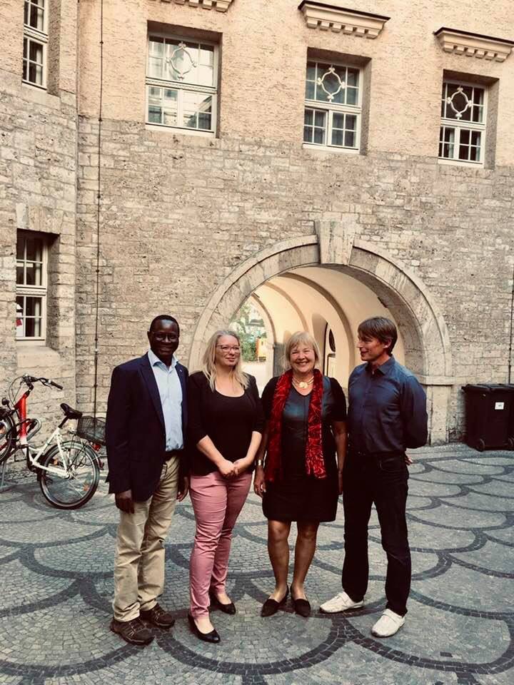 Die Vorsitzende des Fördervereins, Kathleen Hirschnitz, und Dr. Sven Thomas empfängen Bettina Hagedorn und Dr. Karamba Diaby im Stadtbad Halle.
